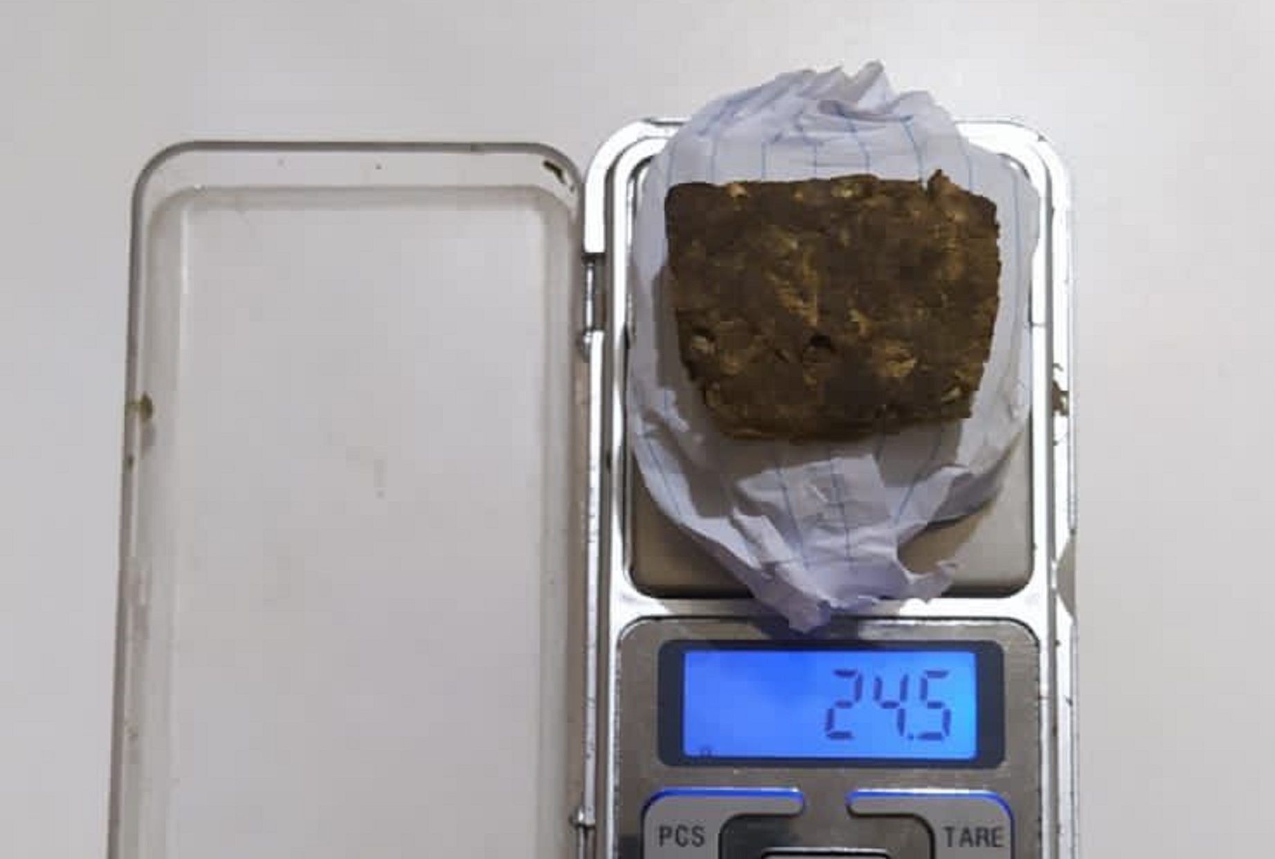Choque flagra dupla com porções de maconha em Quedas do Iguaçu