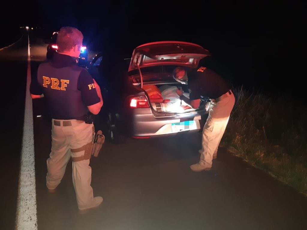 PRF apreende 153 quilos de maconha em carro roubado no Paraná PRF apreende 153 quilos de maconha em carro roubado no Paraná
