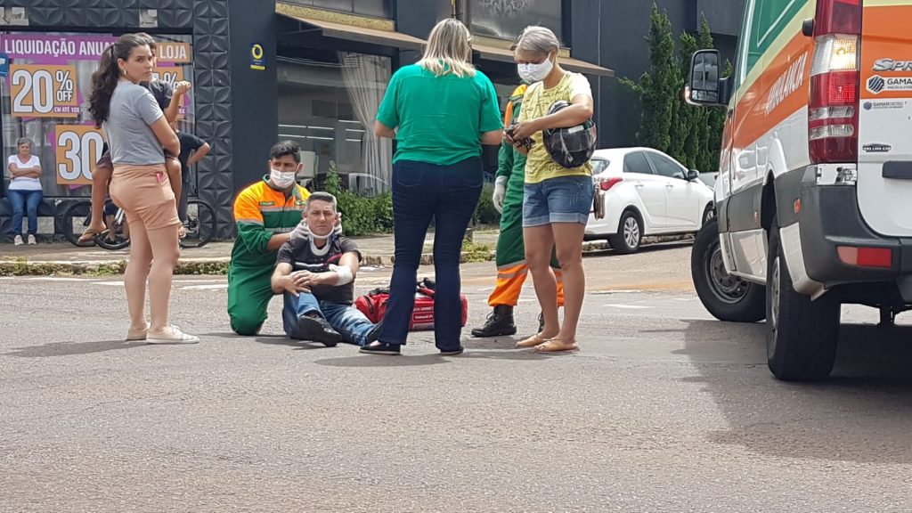 Homem fica ferido em acidente na esquina da Av. Carlos Gomes com a Rua Hyeda Baggio Mayer