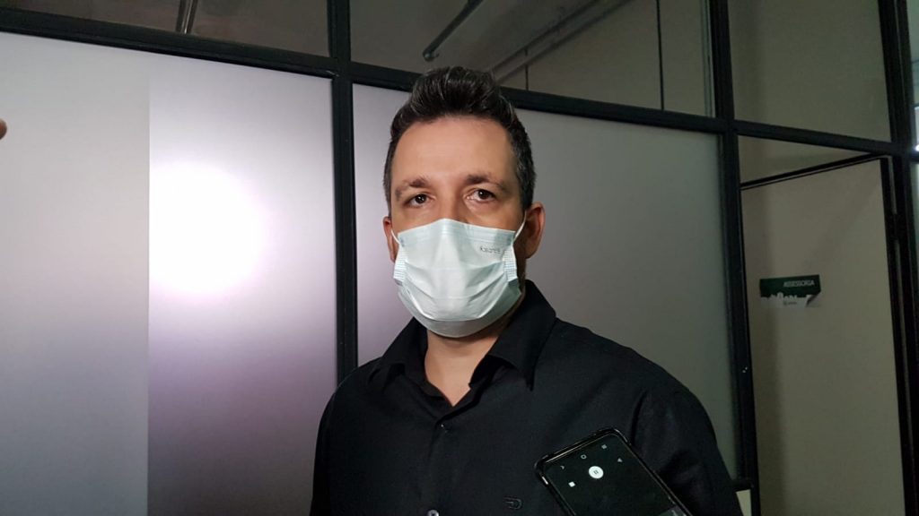 Ao delegado da Polícia Civil, médico disse que cachorro ‘infartou’ e morreu