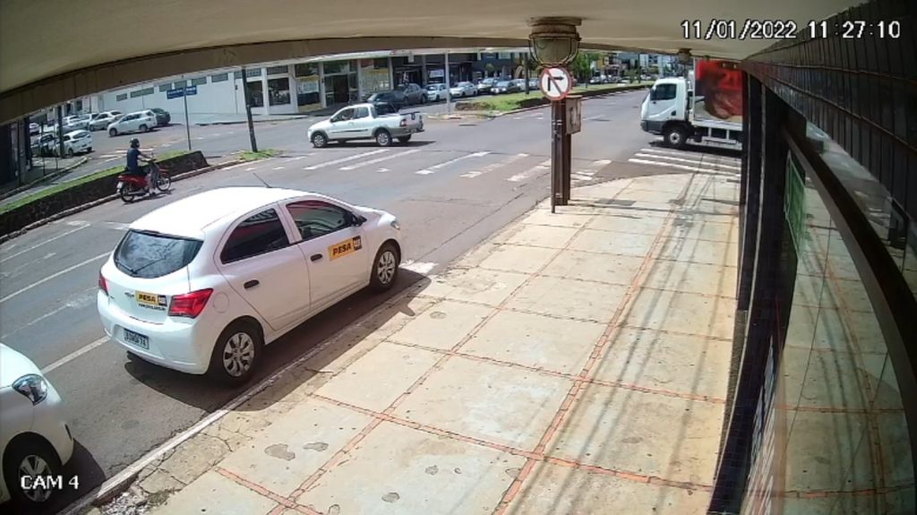 Câmera flagra colisão entre carro e moto na Av. Carlos Gomes