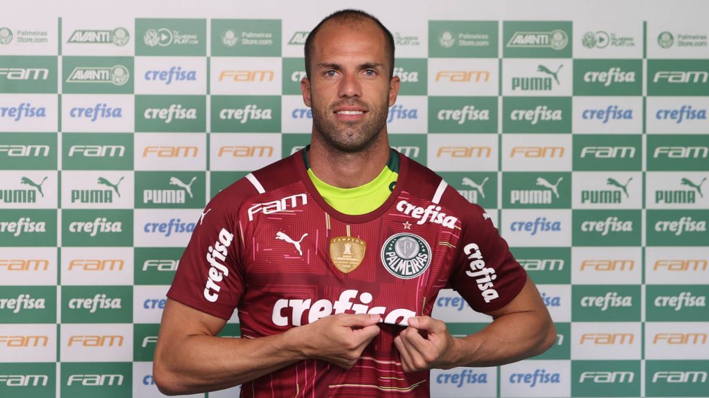 Apresentado, Lomba vê grande oportunidade da carreira e elogia Academia de Goleiros