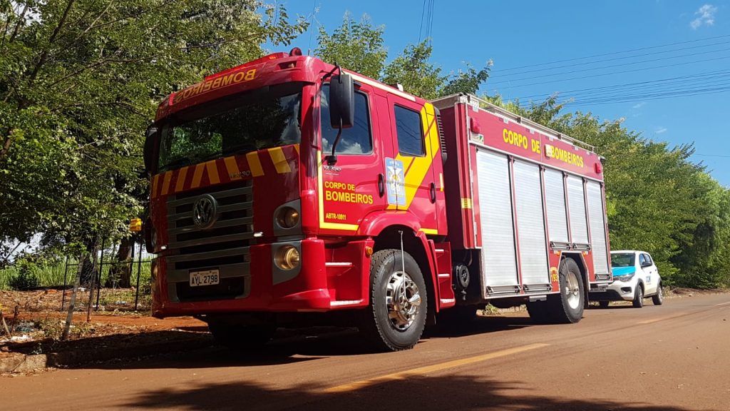 Corpo de Bombeiros é acionado para apagar incêndio em vegetação