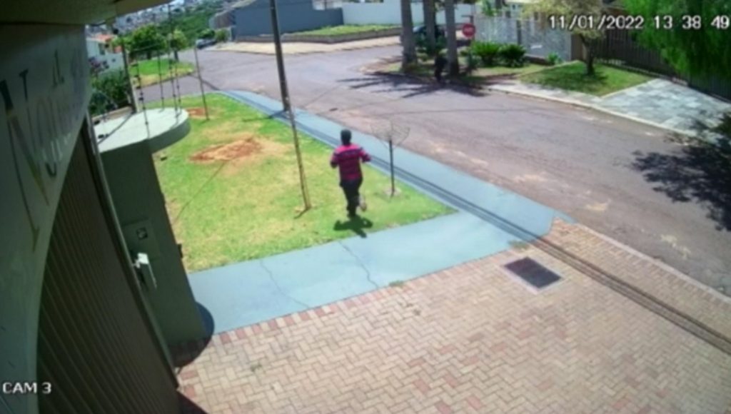 Câmera de segurança flagra abordagem de policial militar a criminosos no Bairro Country