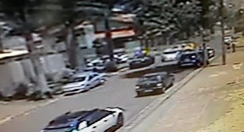 Outra câmera de segurança flagra movimentação de viaturas após trio ser detido por policial à paisana