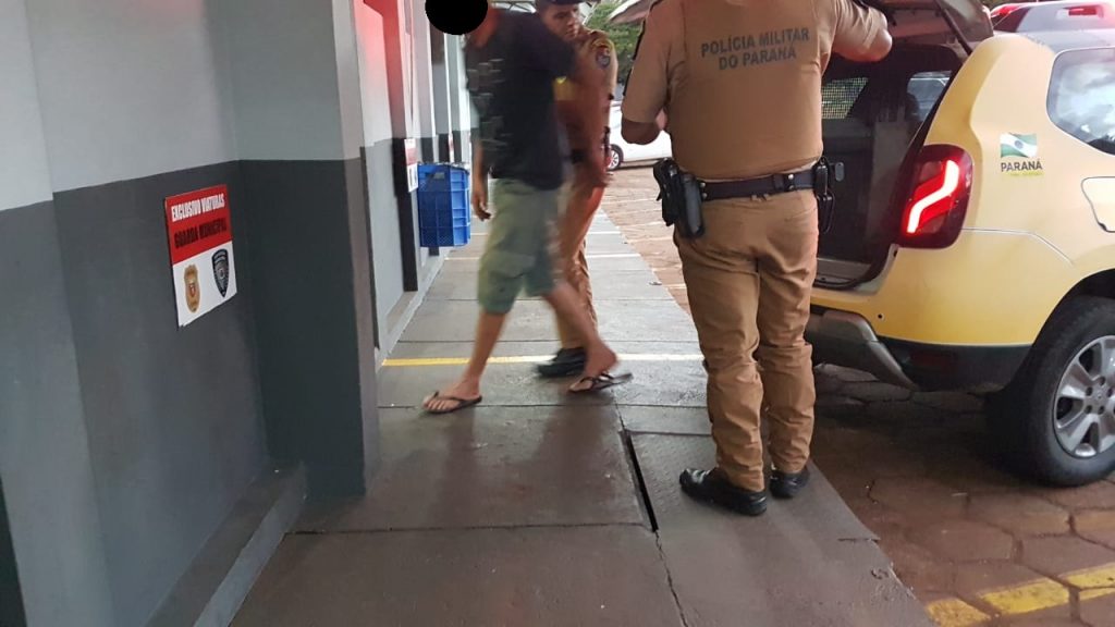 Homem é detido acusado de agredir a esposa e a comadre no Bairro Universitário