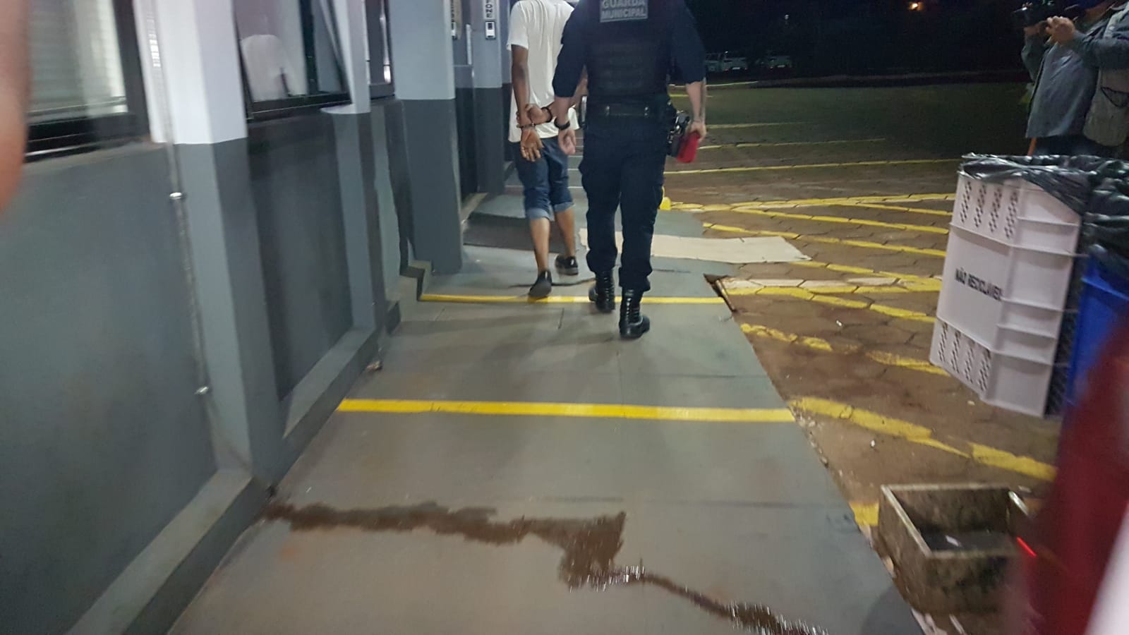 Dupla é detida em abordagem da GM, no Centro; um deles possuía três mandados de prisão