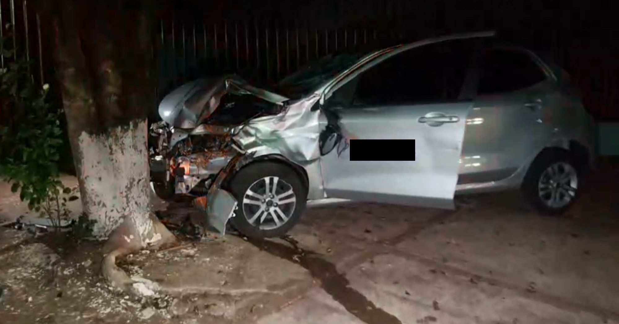 Carro atinge árvore após forte colisão contra moto no Alto Alegre; piloto sofreu fratura e condutor do carro acabou detido
