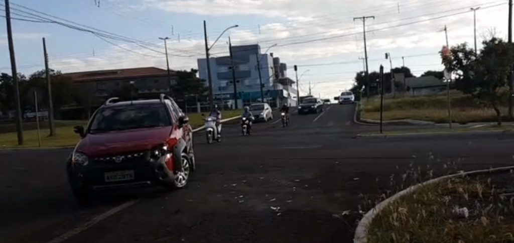 Dois automóveis colidem na Rua Antonina; ninguém ficou ferido