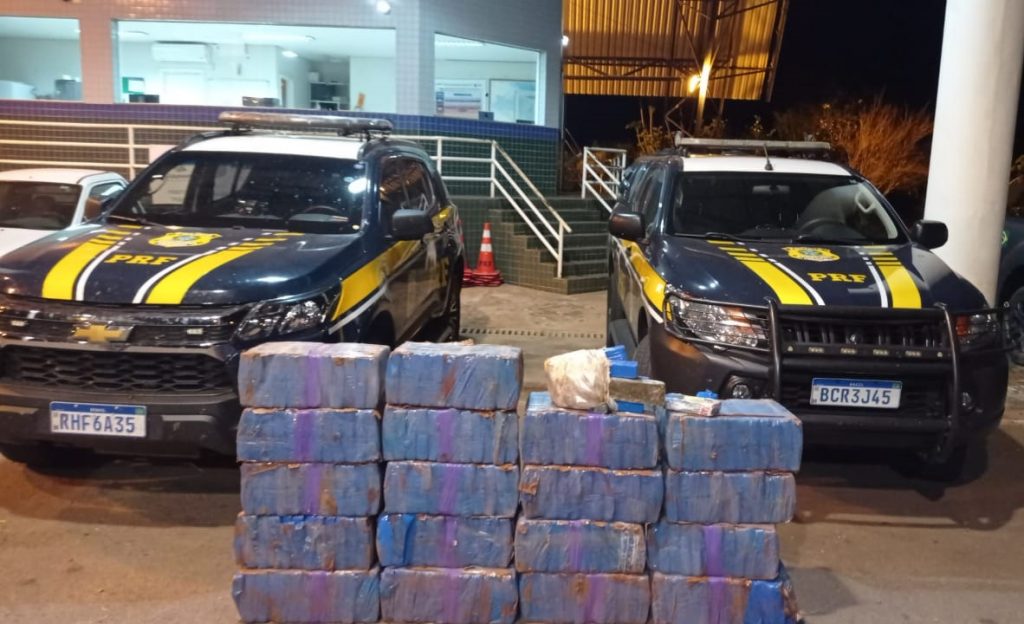 Em blitz da Lei Seca, PRF recupera veículo, apreende 320 quilos de maconha e prende suspeito Em blitz da Lei Seca, PRF recupera veículo, apreende 320 quilos de maconha e prende suspeito