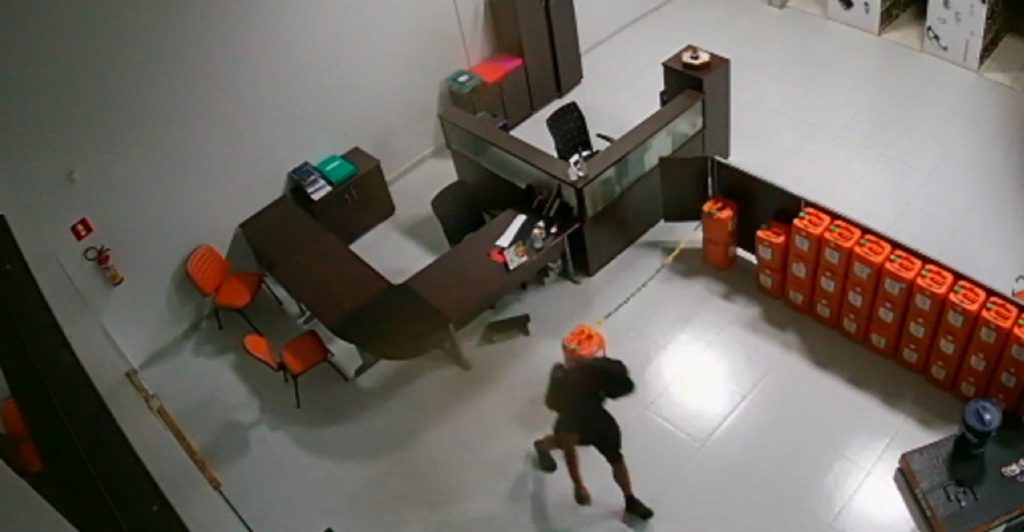 Câmera de segurança flagra ação de bandido que furtou objetos em três lojas na Av. Brasil