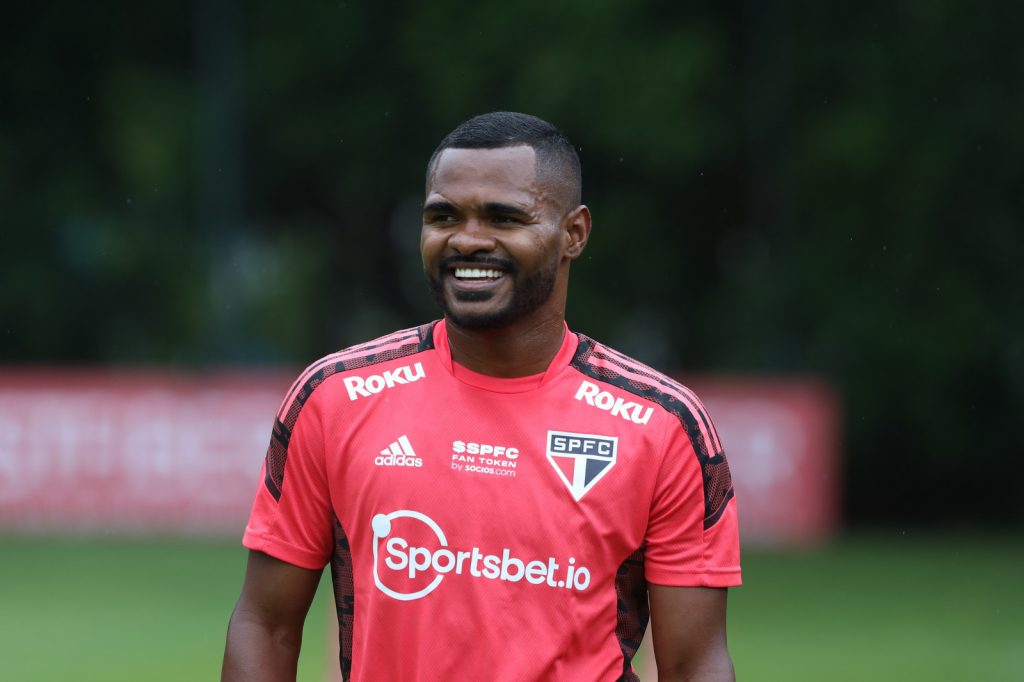 Nikão cita ídolos e diz: ‘A camisa do São Paulo é gigante’