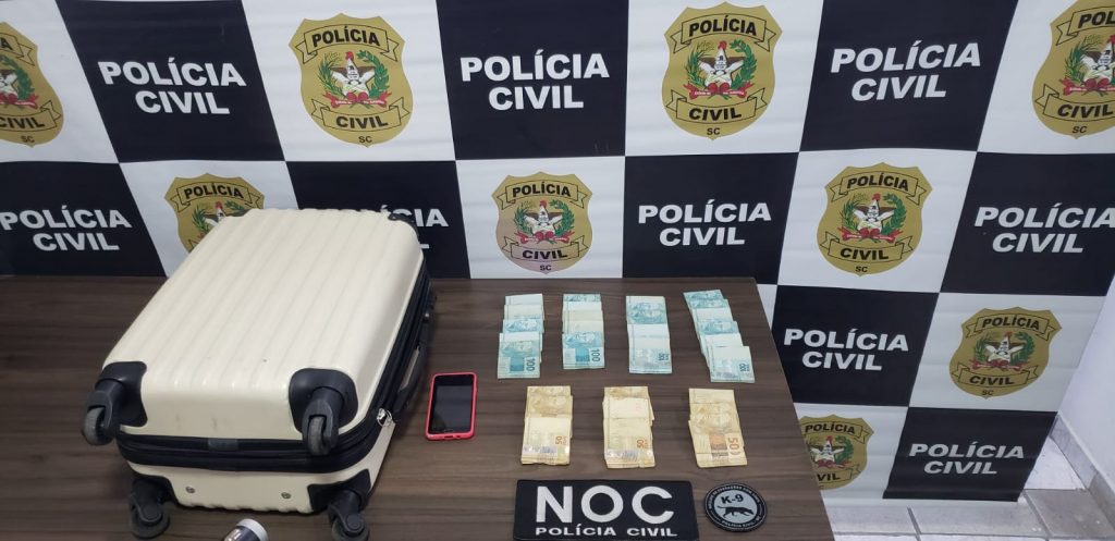 Polícia Civil apreende R$ 30 mil que seriam destinados ao pagamento de uma dívida de drogas em Itajaí