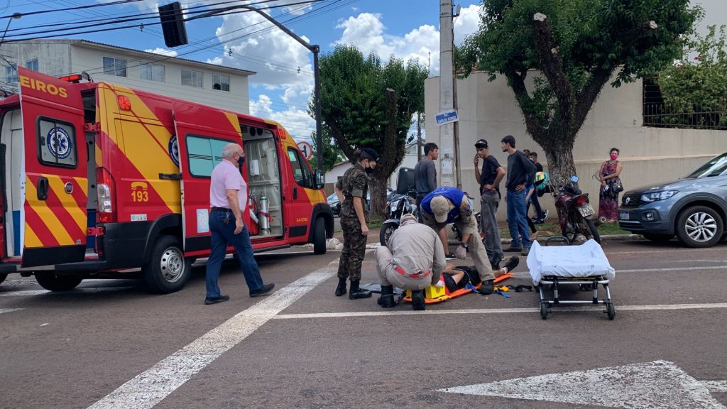 Motociclista de 19 anos fica ferido em colisão com carro na Av. Carlos Gomes