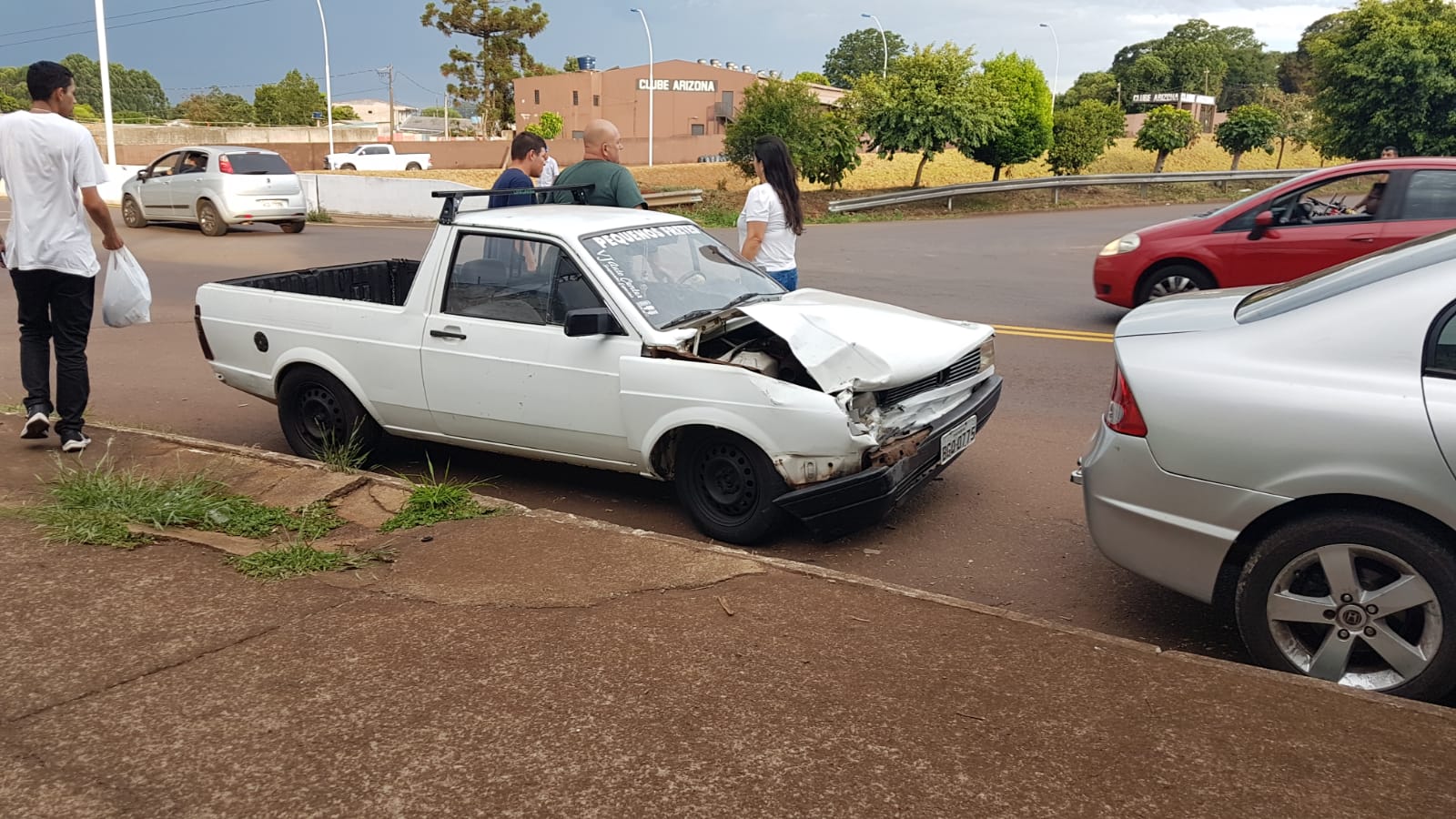 Hilux e Saveiro se envolvem em colisão no viaduto da Rua Domiciano Theobaldo Bresolin
