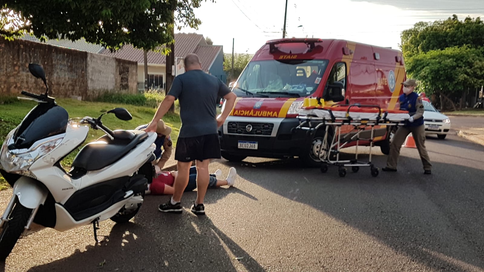 Ao acessar empresa na Rua Cacequi, carro é atingido por moto no Bairro Canadá; motociclista ficou ferida