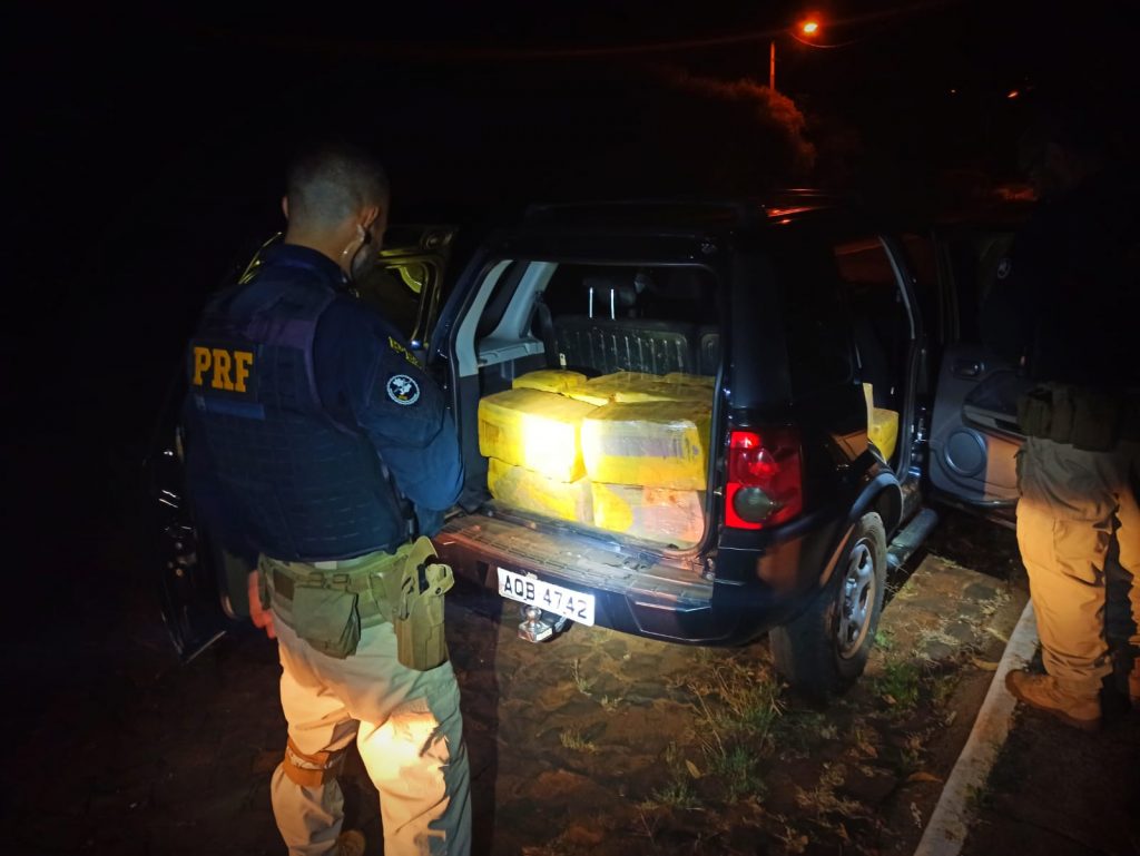 PRF apreende quase 300 kg de maconha no Oeste do Paraná PRF apreende quase 300 kg de maconha no Oeste do Paraná