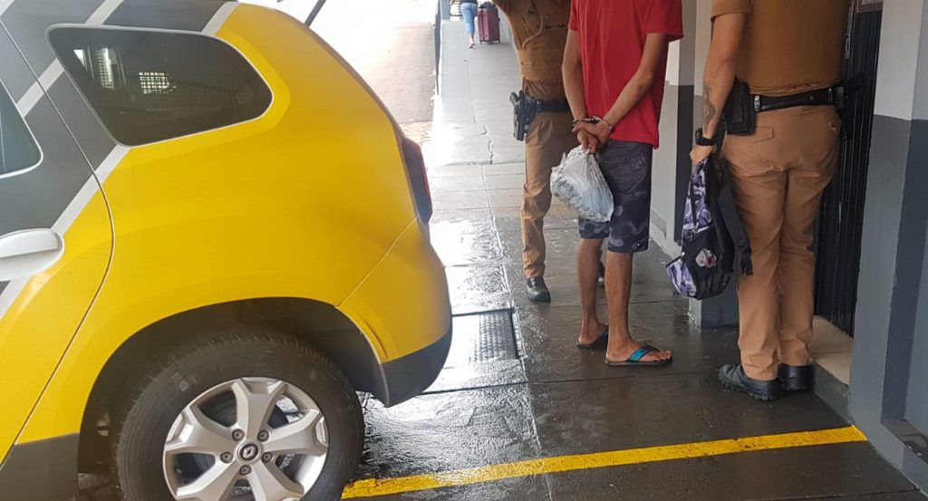 Rapaz é detido no Bairro Santa Felicidade após ser constatado mandado de prisão em aberto