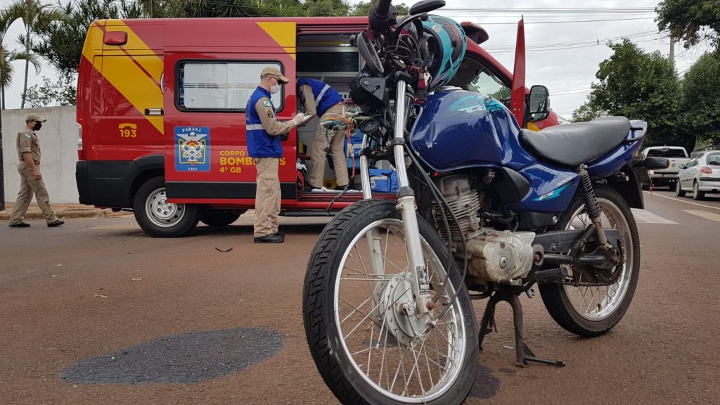 Homem fica ferido em acidente registrado entre moto e caminhão no Centro de Cascavel