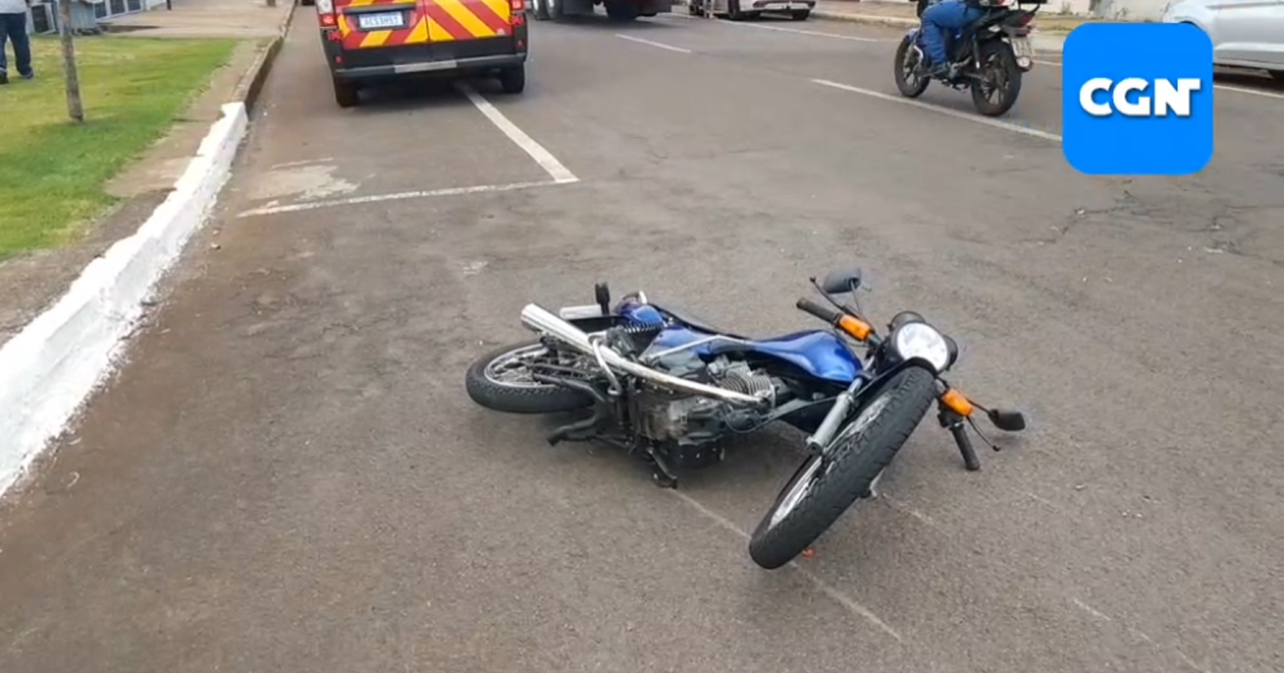 Colisão entre carro e moto deixa jovem de 23 anos ferido no Bairro Parque São Paulo
