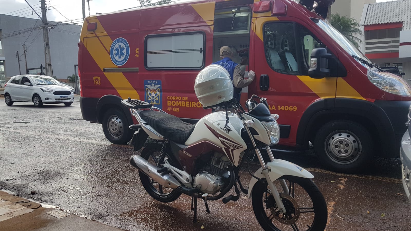 Jovem de 20 anos tem lesão no ombro ao sofrer queda de moto no Centro de Cascavel