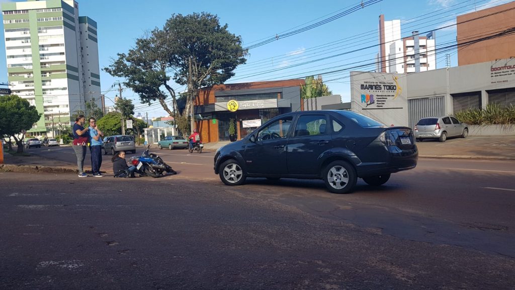 Motociclista fica ferida após colisão com carro na Rua Antonina, no Centro