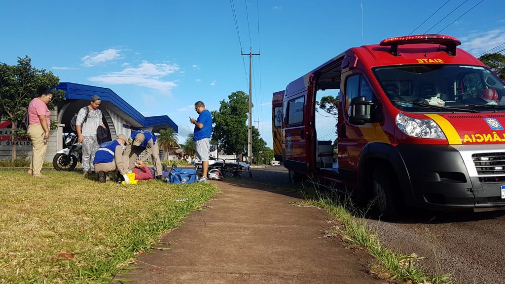 Rapaz de 23 anos fica ferido após colisão entre carro e moto no Jardim Gramado