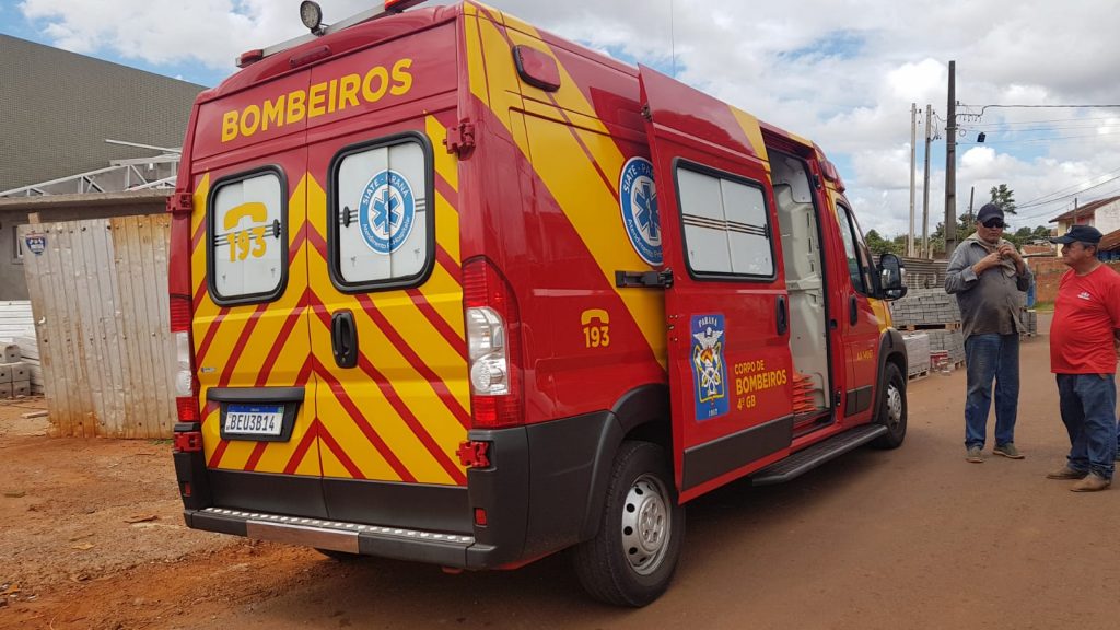 Homem se fere com máquina e é amparado pelo Corpo de Bombeiros
