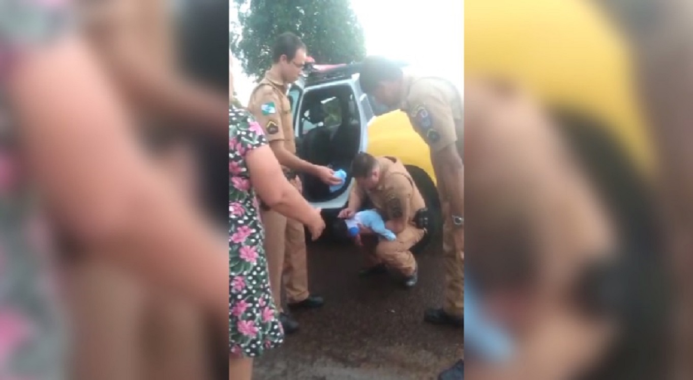 Emocionante: veja o rápido trabalho da equipe da PM que salvou a vida de bebê afogado no Santa Cruz Imagem referente a Emocionante: veja o rápido trabalho da equipe da PM que salvou a vida de bebê afogado no Santa Cruz