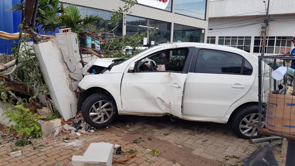 Voyage fica destruído ao colidir e derrubar poste na Av. Carlos Gomes