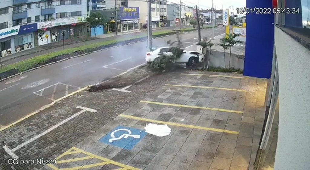 Impressionante: câmera flagra Voyage derrubando poste na Av. Carlos Gomes