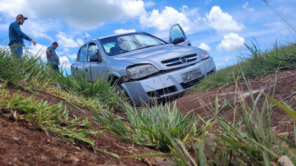 Peças se soltam de caminhão e atingem cinco carros na BR-277