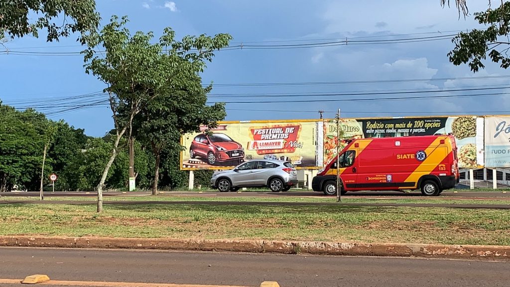 Duas bicicletas se colidem em ciclovia na Avenida Tancredo Neves