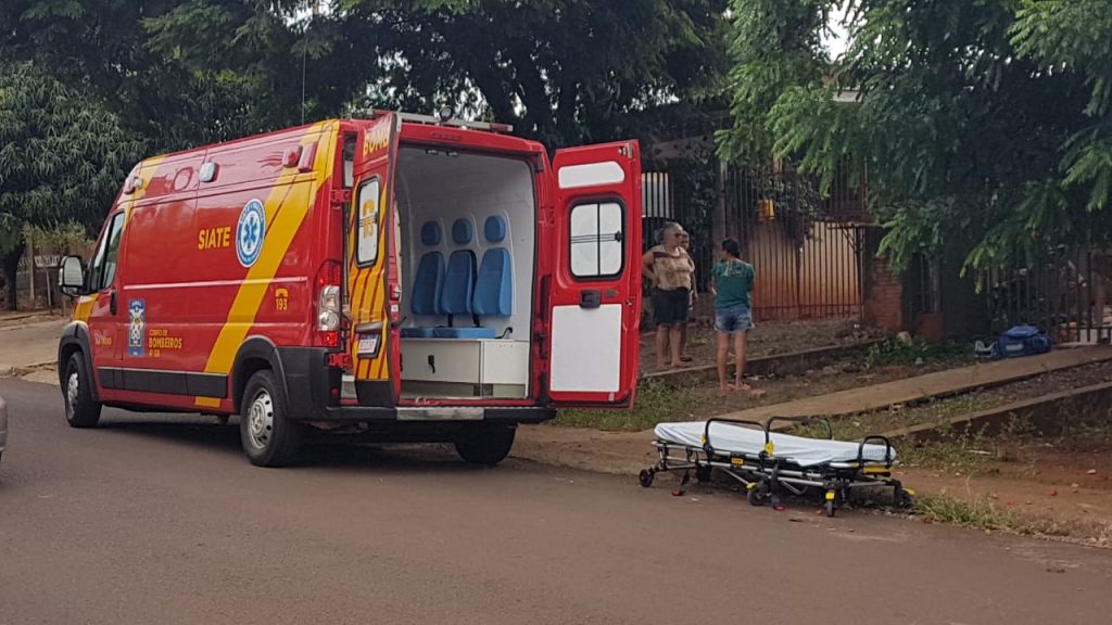 Mulher de 58 anos cai e sofre contusão no braço, no Bairro Santa Cruz