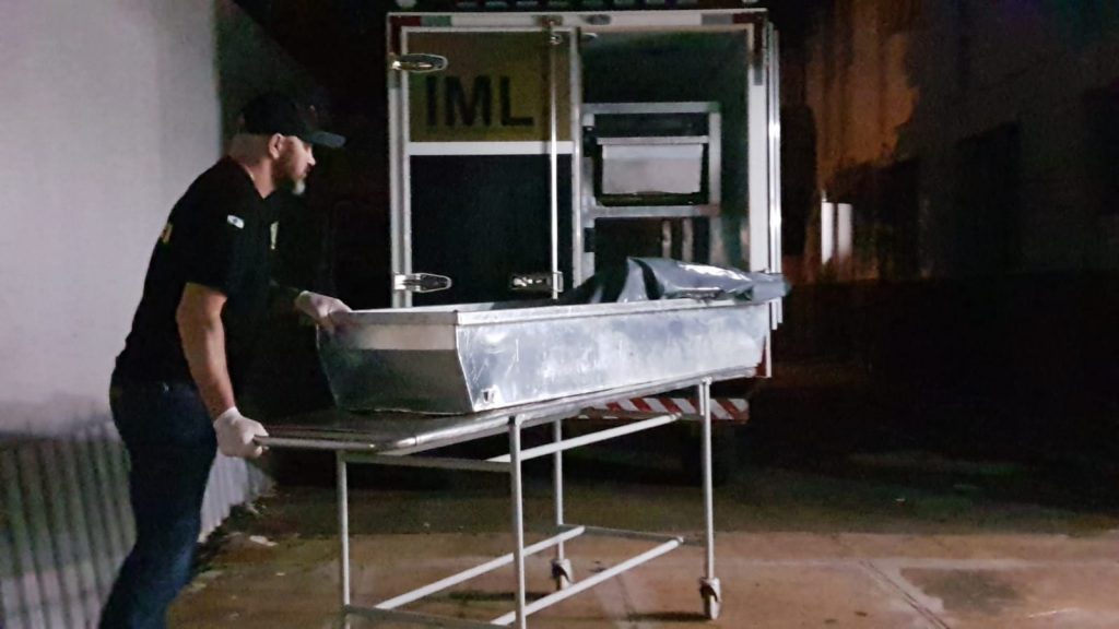 Vítima de homicídio em Quedas do Iguaçu chega ao IML de Cascavel; vítima foi identificada