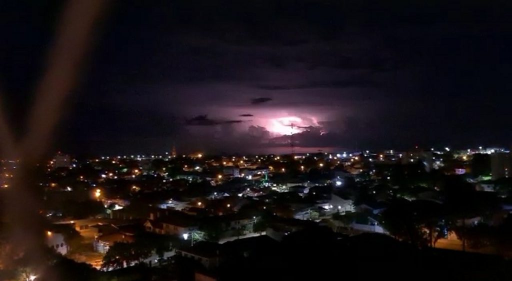 Internautas gravam “chuva de raios” no céu cascavelense