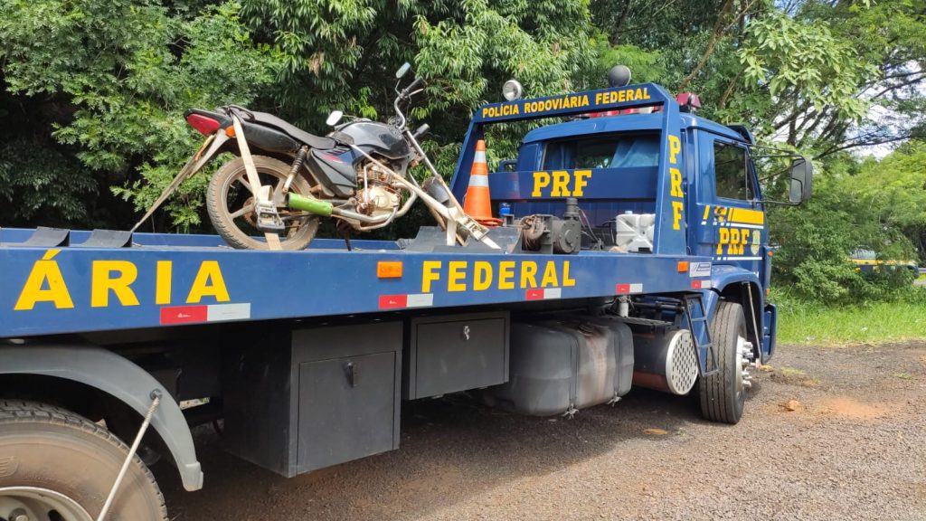 PRF apreende moto Honda, de Cascavel, com placa de Yamaha; veículo era ocupado por dois indígenas que tentaram fugir