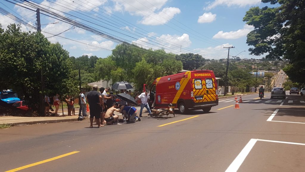 Mulher de 22 anos sofre fraturas em tornozelo e cotovelo após colisão entre carro e moto no Bairro Periolo