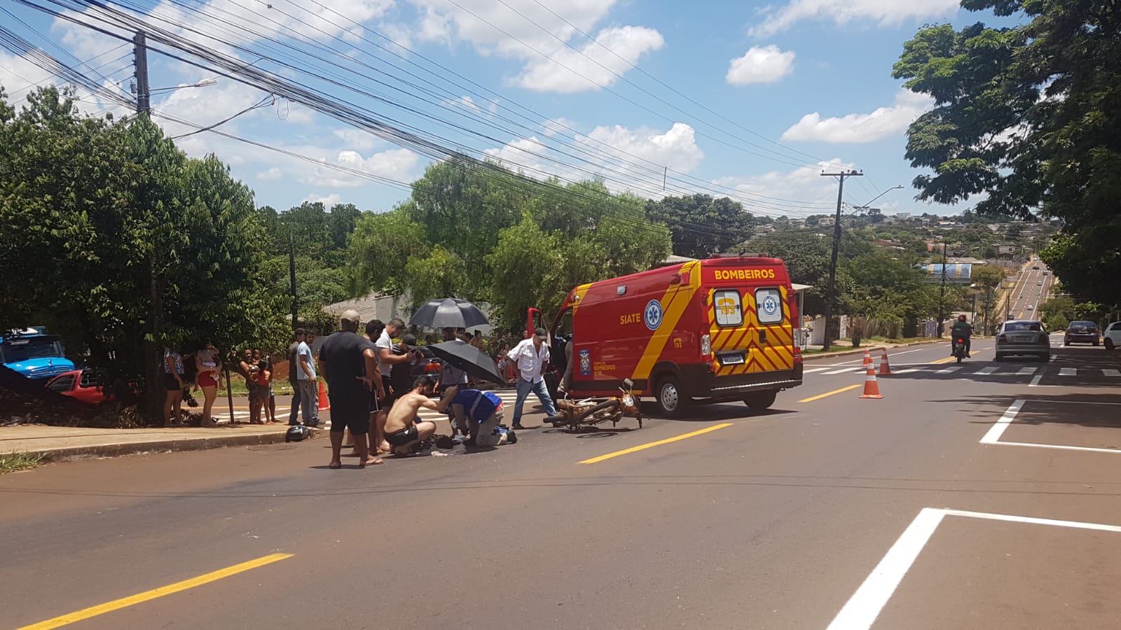 Imagem referente a Mulher de 22 anos sofre fraturas em tornozelo e cotovelo após colisão entre carro e moto no Bairro Periolo