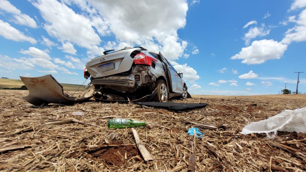 Carro fica destruído em capotamento na BR-467; motorista foi socorrido pelo Siate