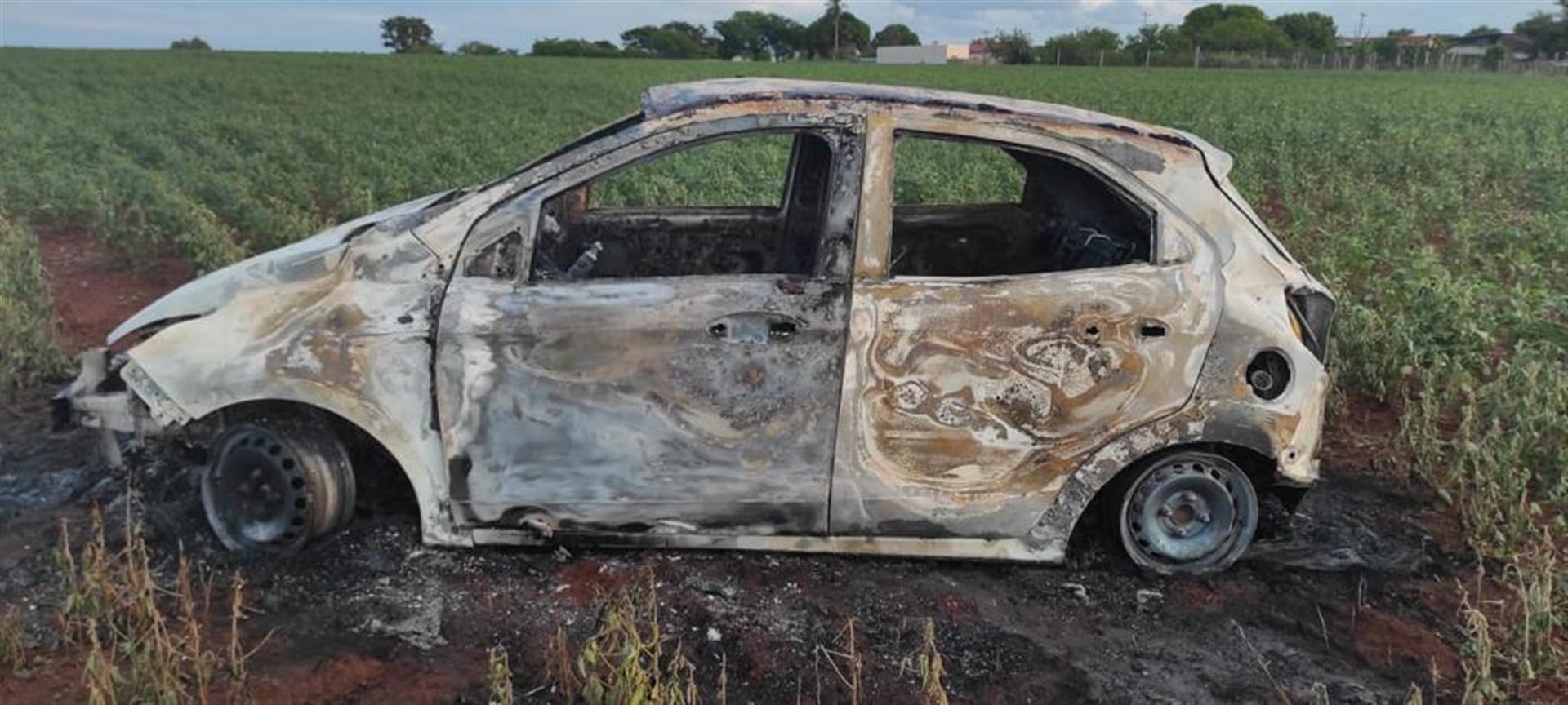 Imagem referente a Após saída de pista, Ford Ka capota e pega fogo na PR-364; uma mulher de 29 anos teve lesões leves