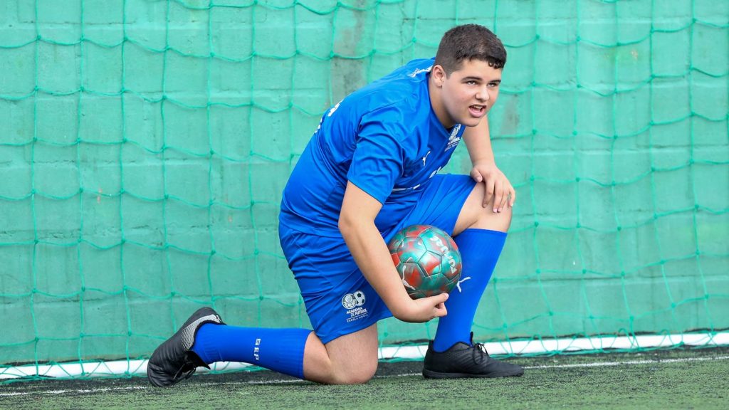 Não é só futebol: escolas oficiais do Palmeiras dão aula de cidadania e inclusão