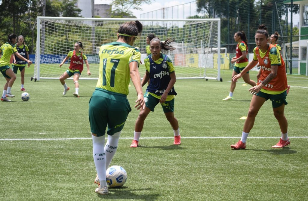Na Academia de Futebol, time feminino realiza primeiro treino em campo na temporada