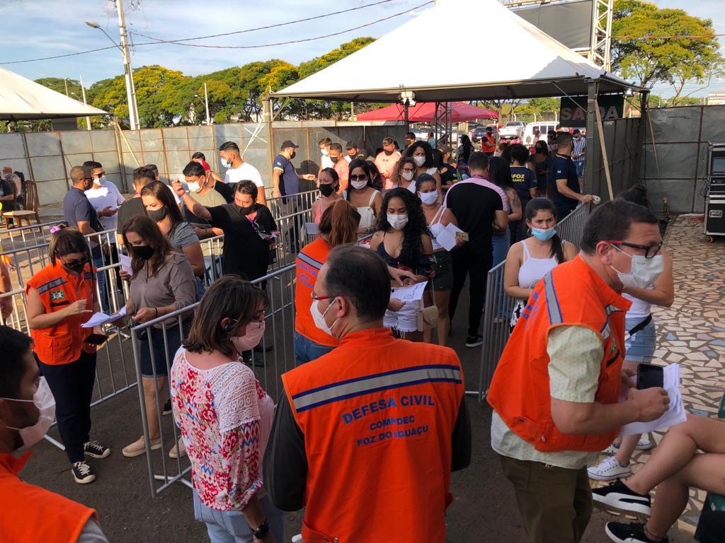 Fiscalização da prefeitura identifica 13 testes de covid adulterados ou falsificados no show de domingo (16)
