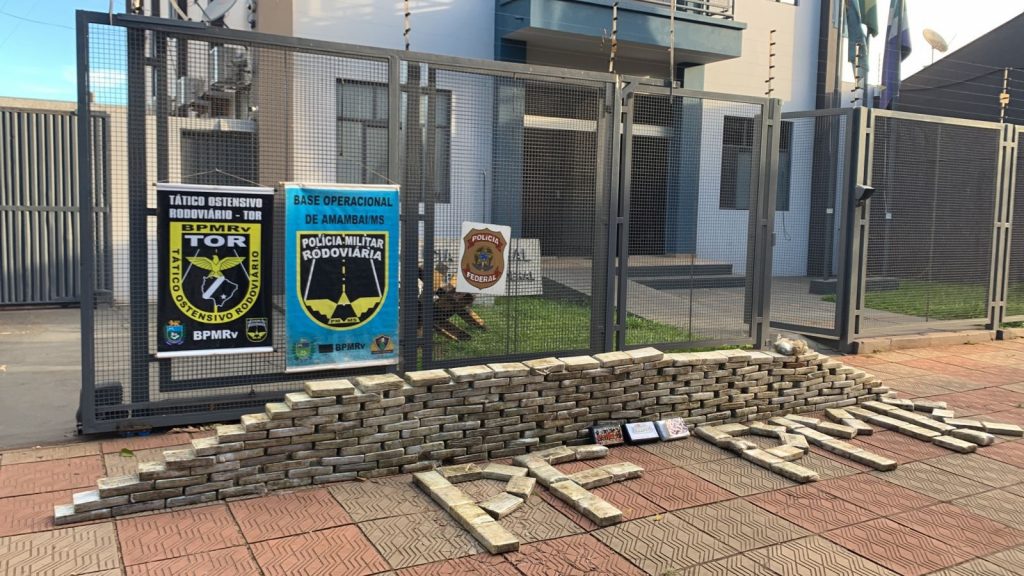 A Polícia Federal, com o apoio da Polícia Militar do MS, apreende 279 kg de cloridrato de cocaína