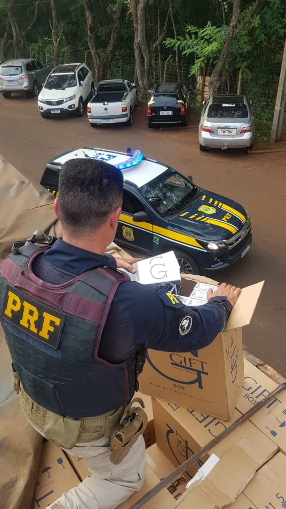PRF apreende R$ 2 milhões em cigarros contrabandeados no Paraná PRF apreende R$ 2 milhões em cigarros contrabandeados no Paraná