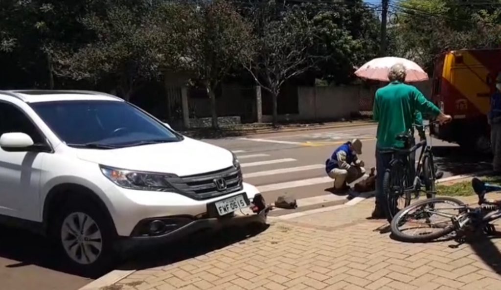Rapaz fica ferido após colisão envolvendo automóvel e moto na Rua Recife