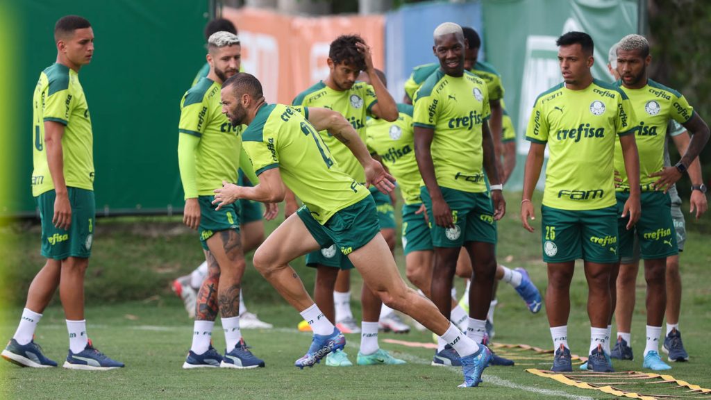 Palmeiras encerra segunda-feira de dois períodos com treino físico no campo