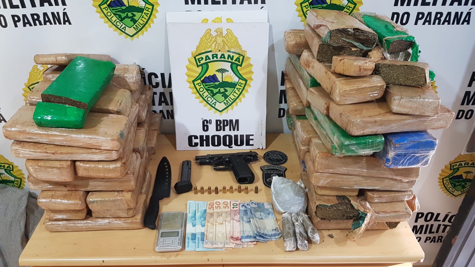 Imagem referente a Quatro são detidos com cerca de 50 quilos de maconha e pistola em ação da PM no Bairro Canadá