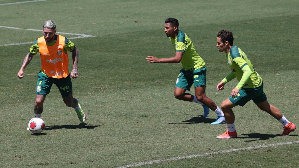 Verdão trabalha finalizações e balanço da linha defensiva no primeiro treino desta terça
